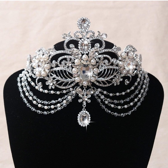 Elegant Silver Crystal Tiara main image 4
